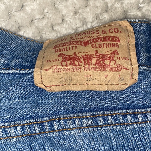 Levi’s Distressed Denim Shorts - Picture 4 of 6